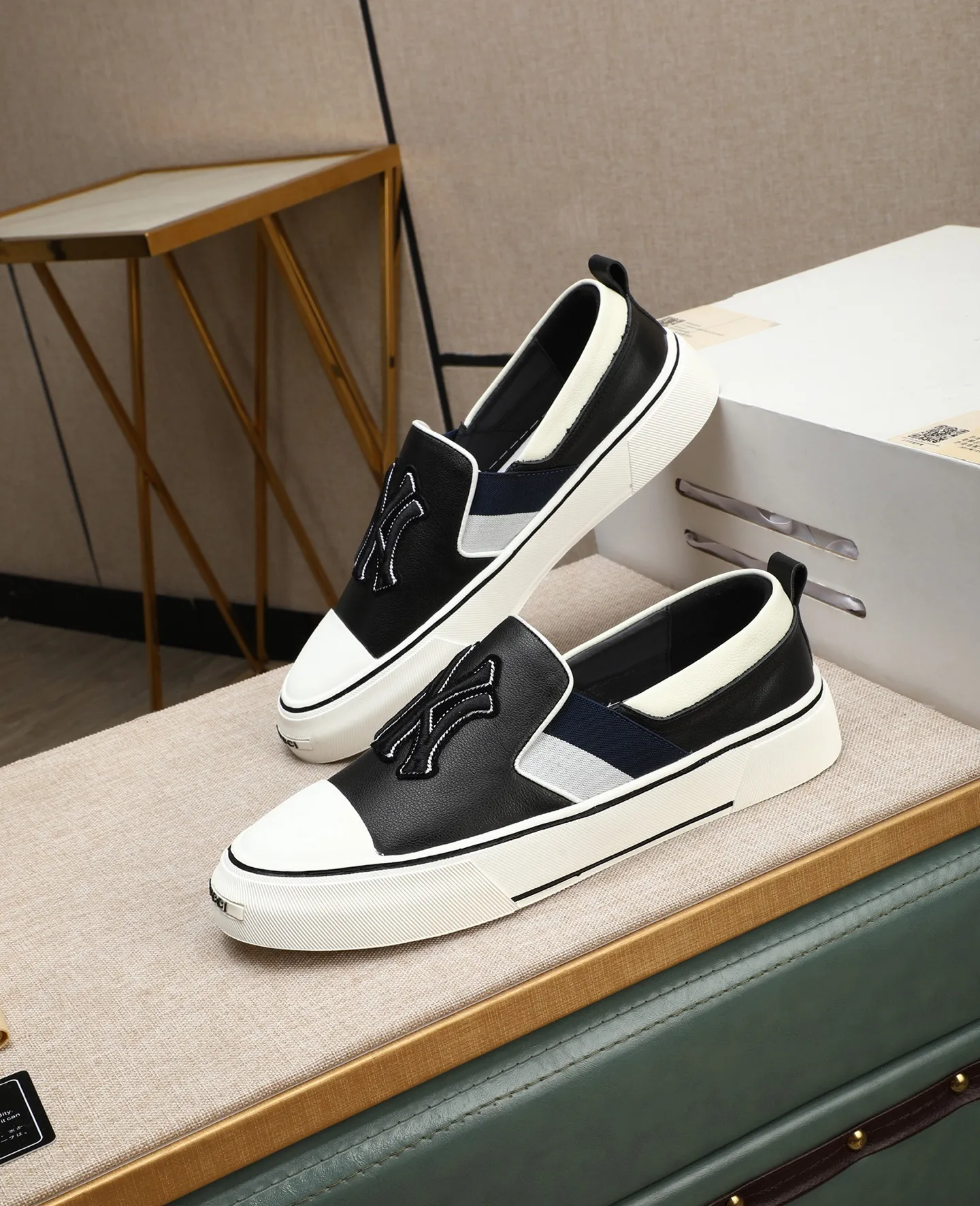 Men's shoes 💰460 GUCCI🔍🔍The latest models are on sale at the same time at the counter. Original calfskin imported from Italy, genuine leather lining, (high-end, extravagant, and classy) with exquisite workmanship. Soles: Original soles specially provided by the original factory. ⚠Exclusive double-layer movable molded soles are super comfortable⚠. Photos of the real thing🎬The real thing is even better🔍🔍"High quality·Follow the order" Code number 38-44